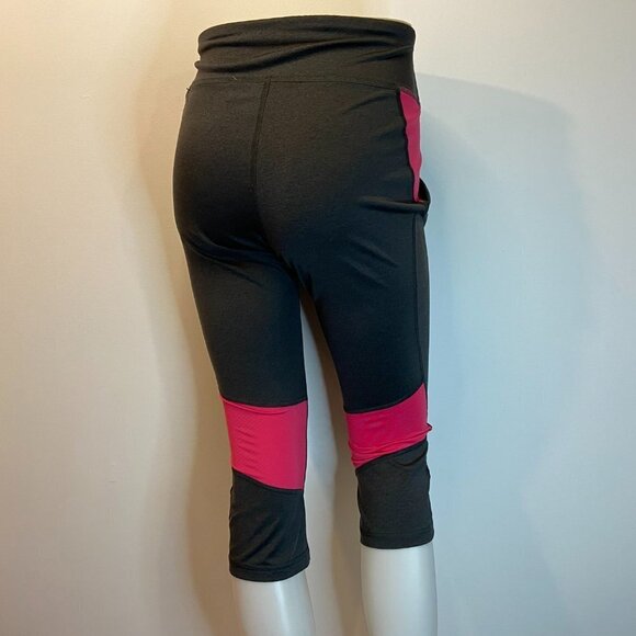⭐4 FOR $20⭐ Reebok Women's Charcoal / Pink 3/4 Leggings - Size Large - Picture 2 of 3